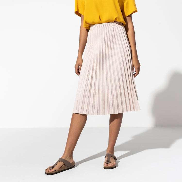 Birkenstock Gizeh Mocca BirkiBuc side view on female model