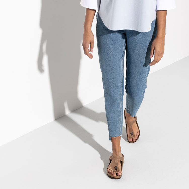 Birkenstock Gizeh Tabacco Brown Oiled Leather on female model