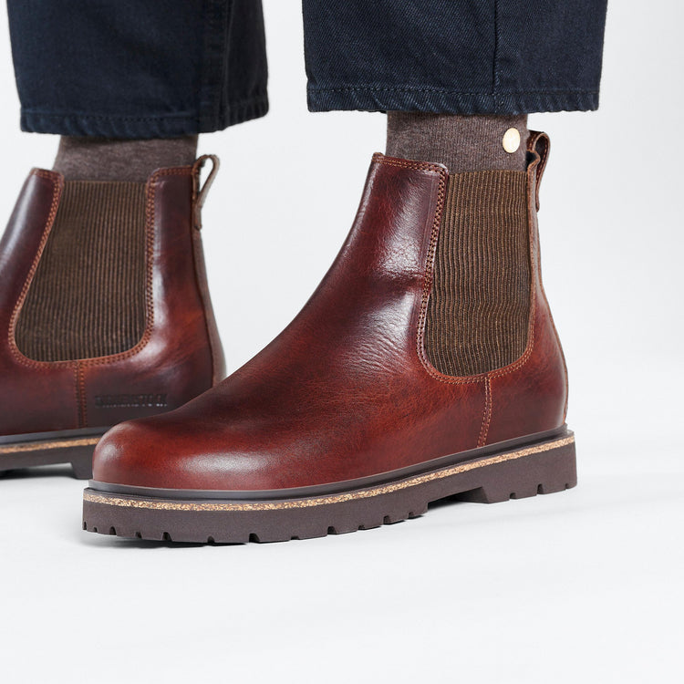 Birkenstock Highwood M Chocolate Natural Leather on model 2