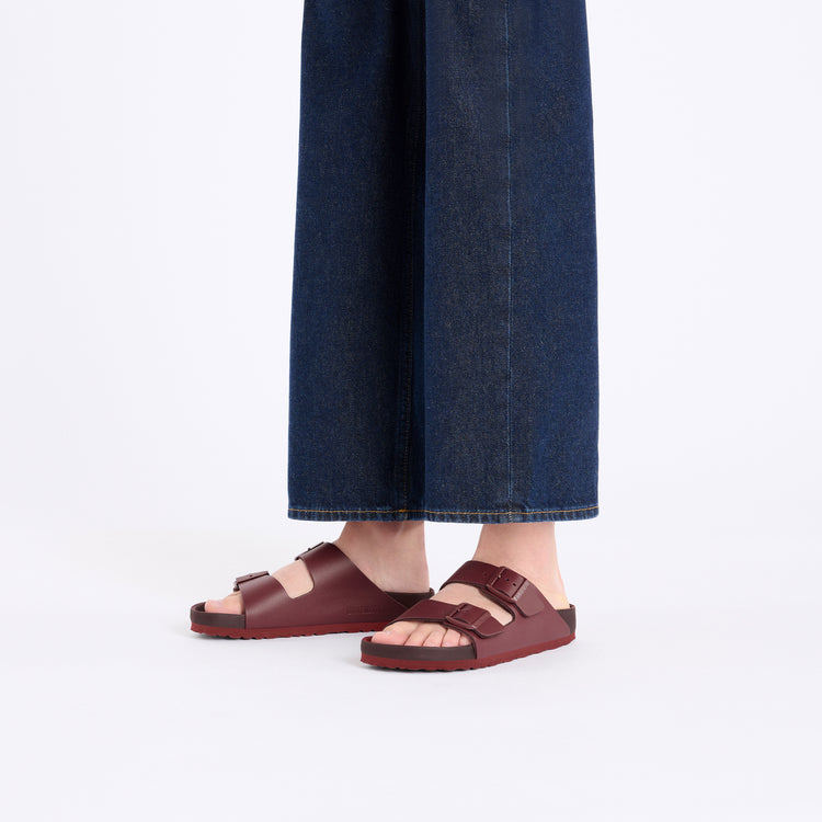 Birkenstock Arizona Exquisite Zinfandel Natural Leather on model 1