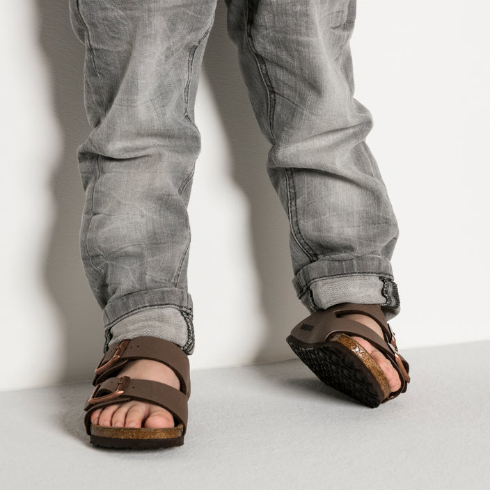 Birkenstock Arizona Kids Mocca Birkibuc on model 2