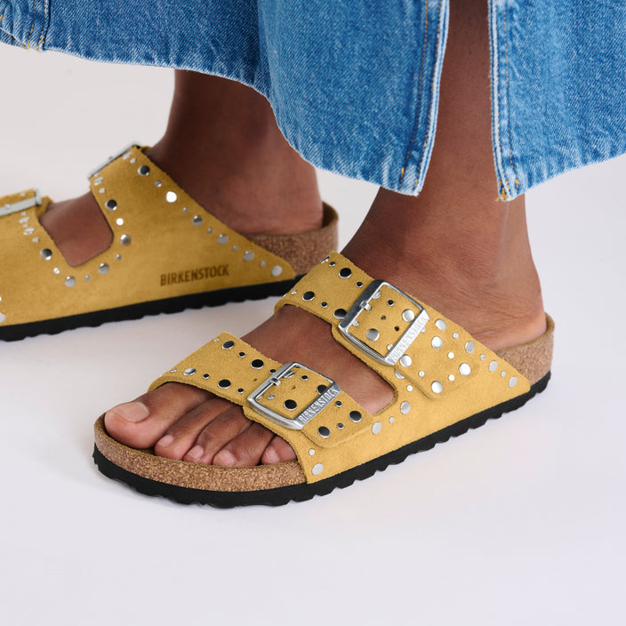 arizona rivet ochre suede leather on model 2 1029362 1029360