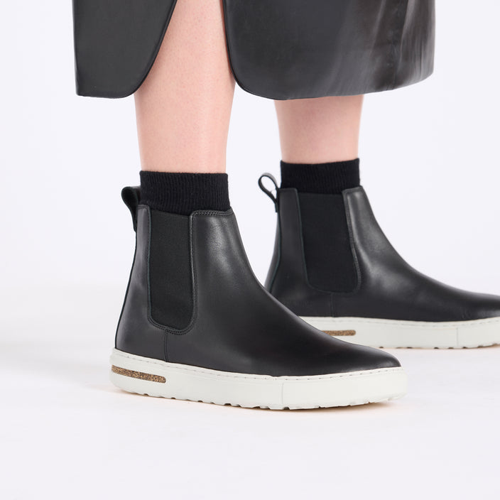 bend chelsea black smooth leather on model 2 1028521