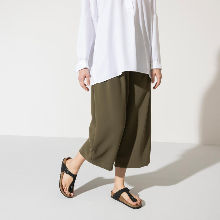 Birkenstock Gizeh Earthy Vegan Black Birkibuc on model 1