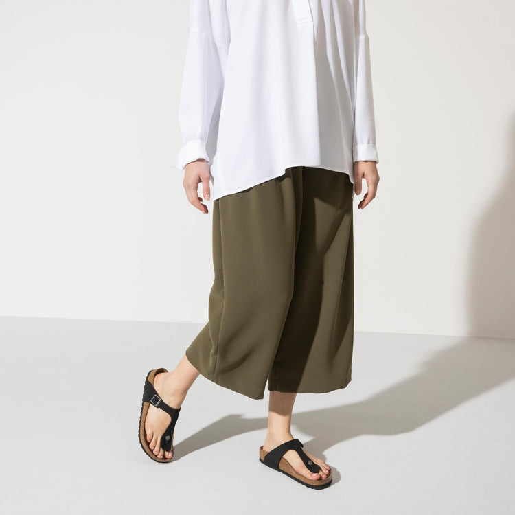 Birkenstock Gizeh Earthy Vegan Black Birkibuc on model 1