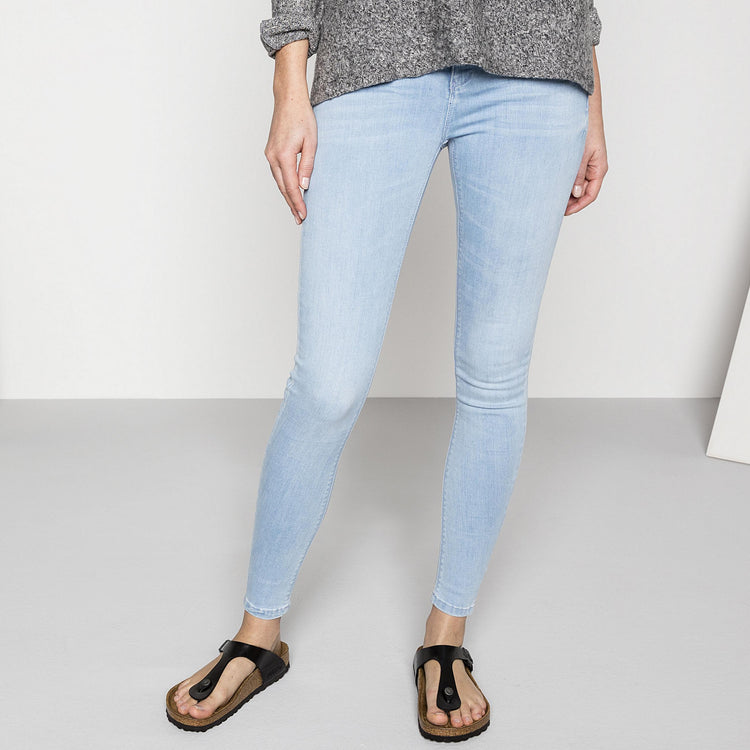 Birkenstock Gizeh Graceful Licorice Birko Flor on model 1