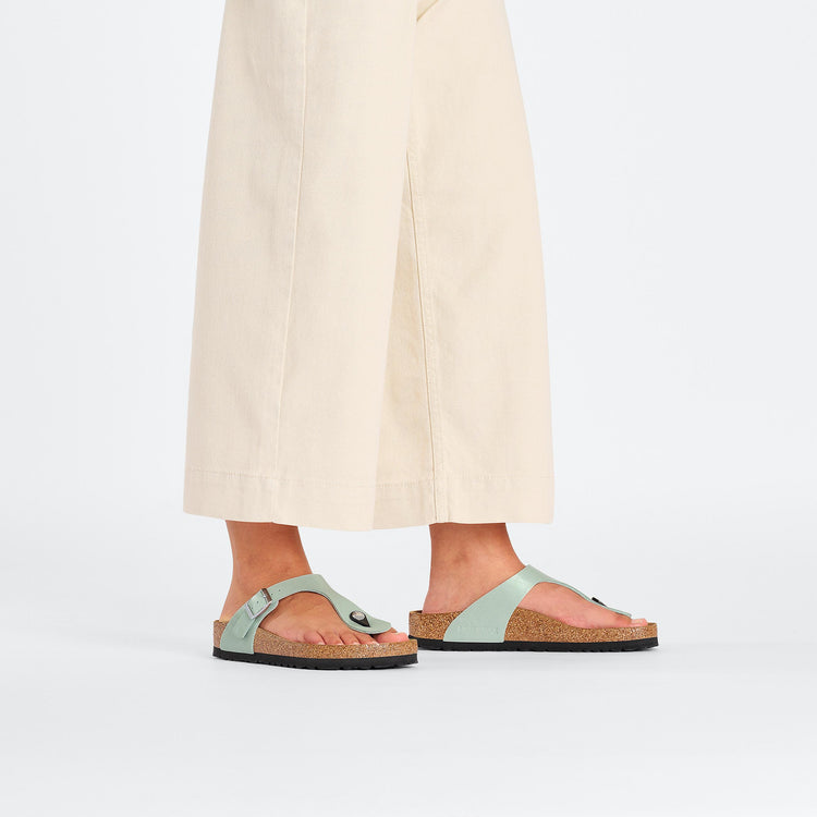 Birkenstock Gizeh Graceful Surf Green Birko Flor on model 1