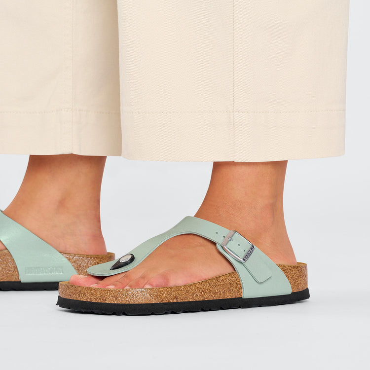 Birkenstock Gizeh Graceful Surf Green Birko Flor on model 2