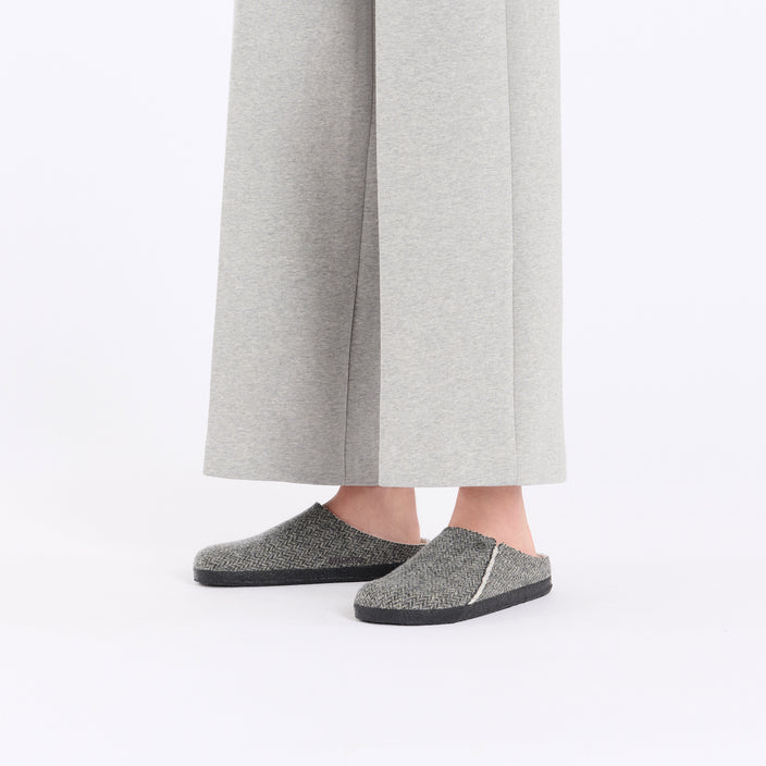 Birkenstock Zermatt Shearling Herringbone Dark Grey Felt Shearling on model 1
