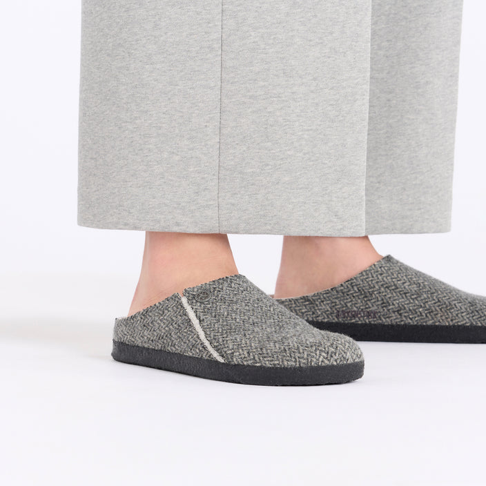 Birkenstock Zermatt Shearling Herringbone Dark Grey Felt Shearling on model 2